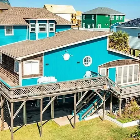 Near The Beach And Accommodates 13 Comfortably
